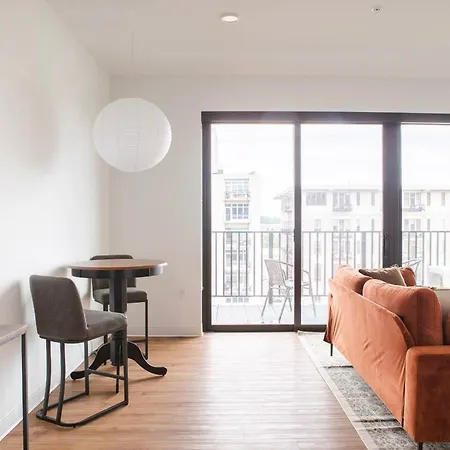Chic East Side 1Br Apt With Balcony, Pool, And Gym